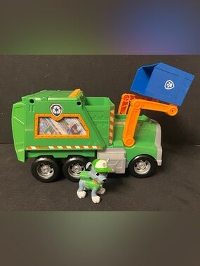 Paw Patrol Rocky's Reuse It Deluxe Vehicle with Rocky Pup